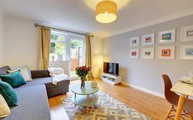 Modern 2 Bed House Sleeps 6 Southam Town Centre - Inspire Homes Ltd